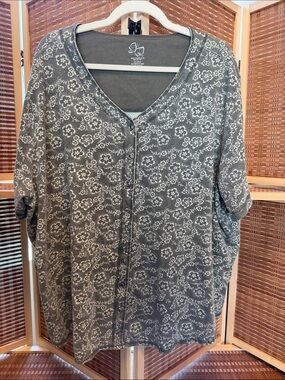 Unlisted Gray Floral Button-Down Top N0327